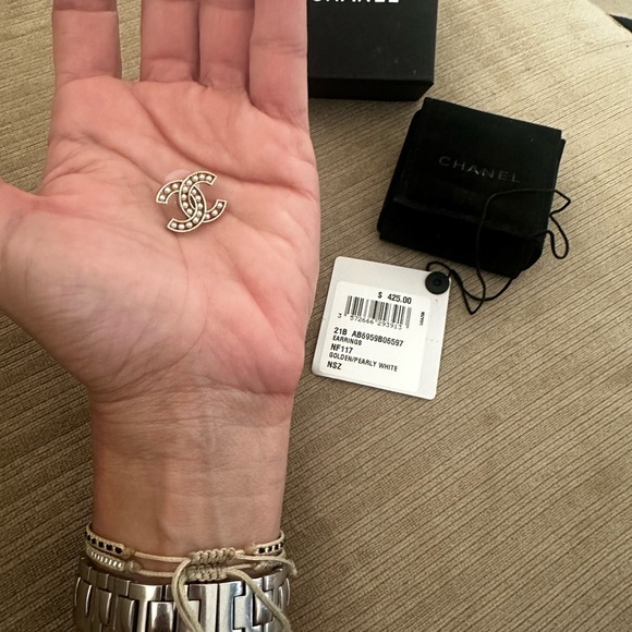 CHANEL Golden Pearly White Single Earring - Picture 4 of 6